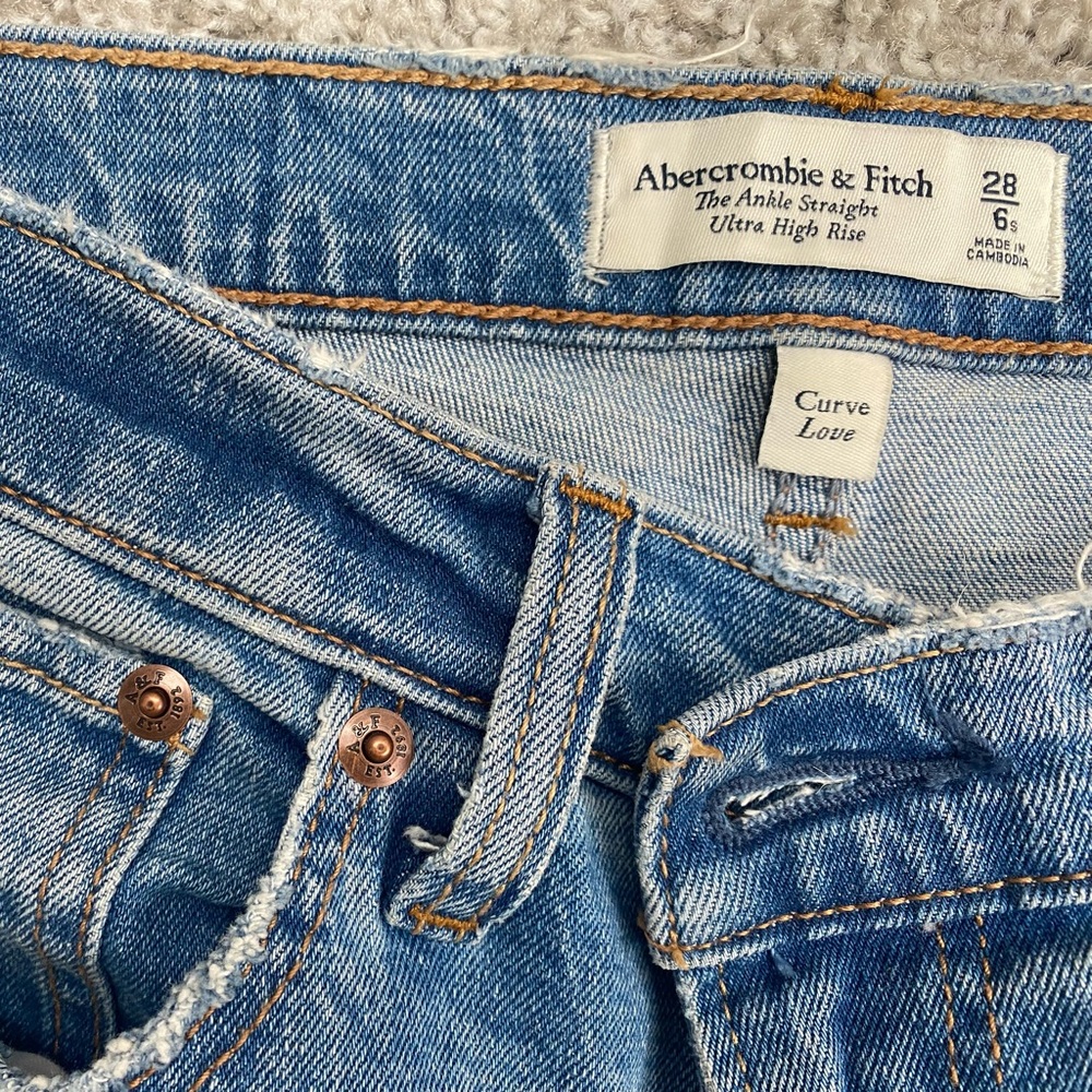 Abercrombie & Fitch Ultra High Rise Straight Ankle Curve Love
